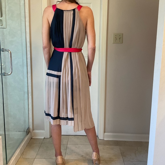 SOLD - BGBC Maxazira Runway pleaded dress, sleeveless, taupe, navy and red, Sz M - Picture 4 of 16